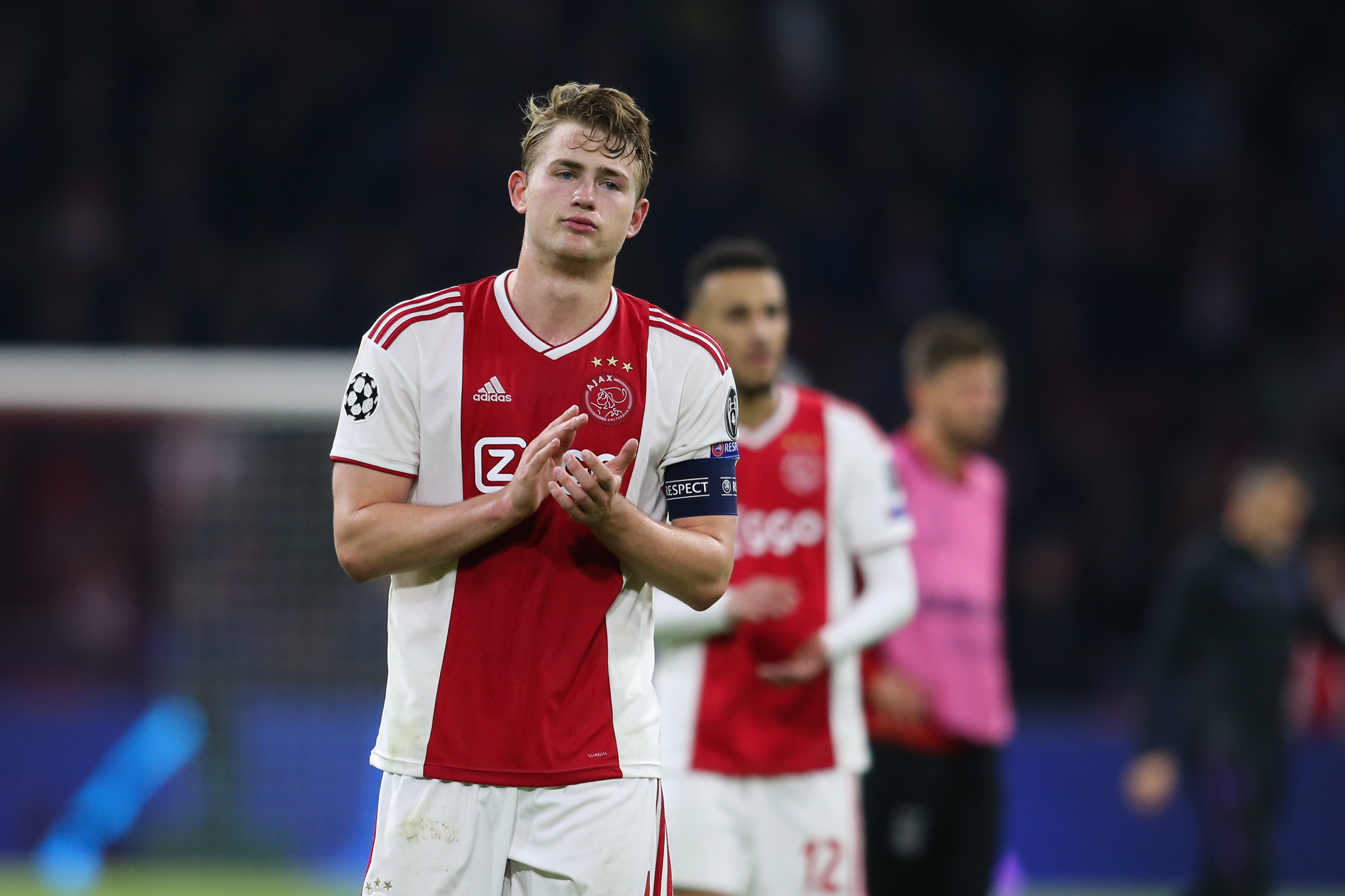 包含阿贾克斯内部会议纪要流出：冲刺阶段更衣室发声；德甲使命明确；高层口径保持一致的词条